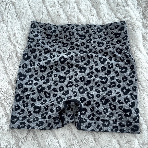 Grey scrunched butt cheetah workout‎ shorts - Picture 2 of 4
